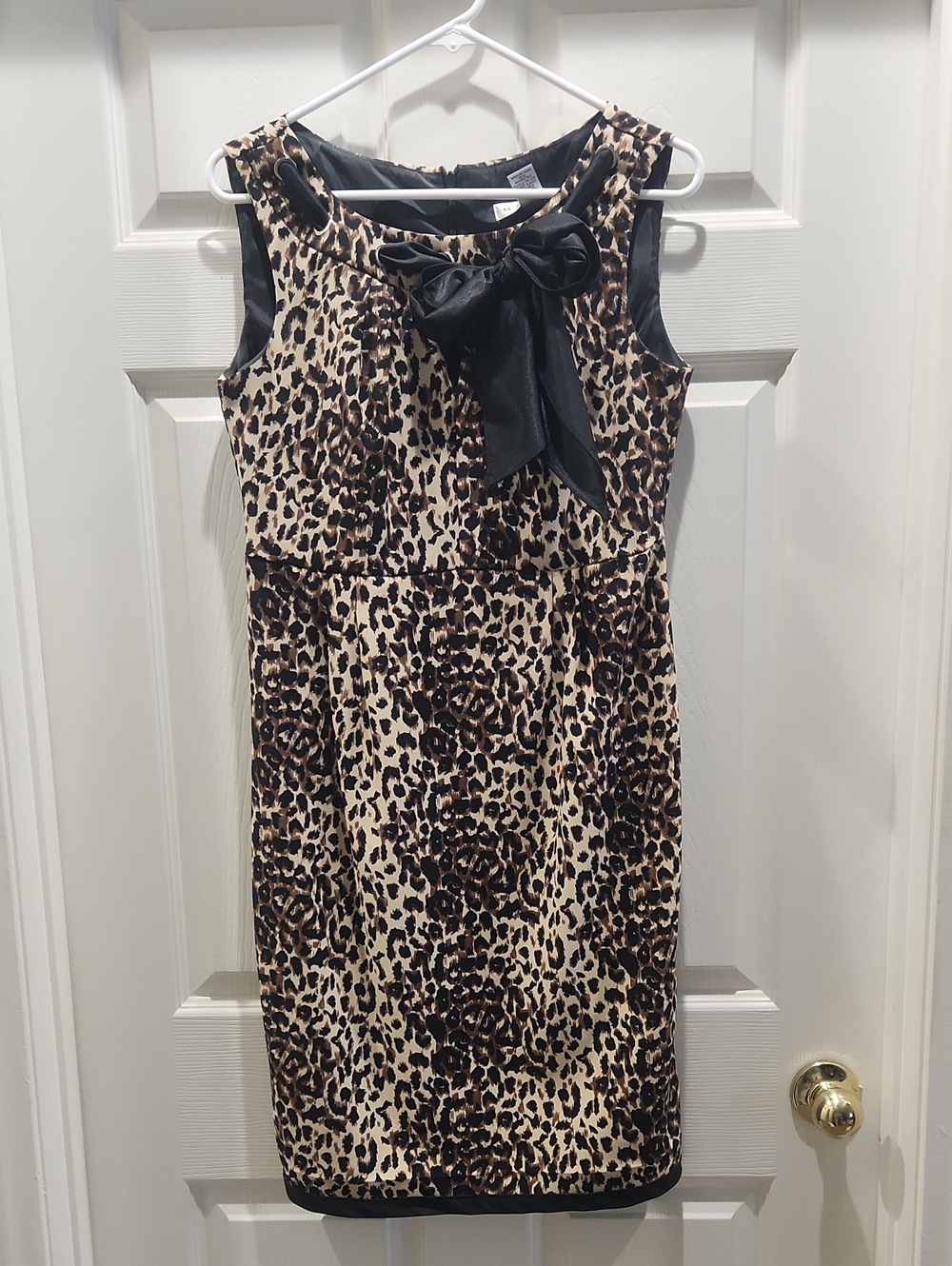 Sleeveless Leopard-Print Midi Dress with Black Bow Accent